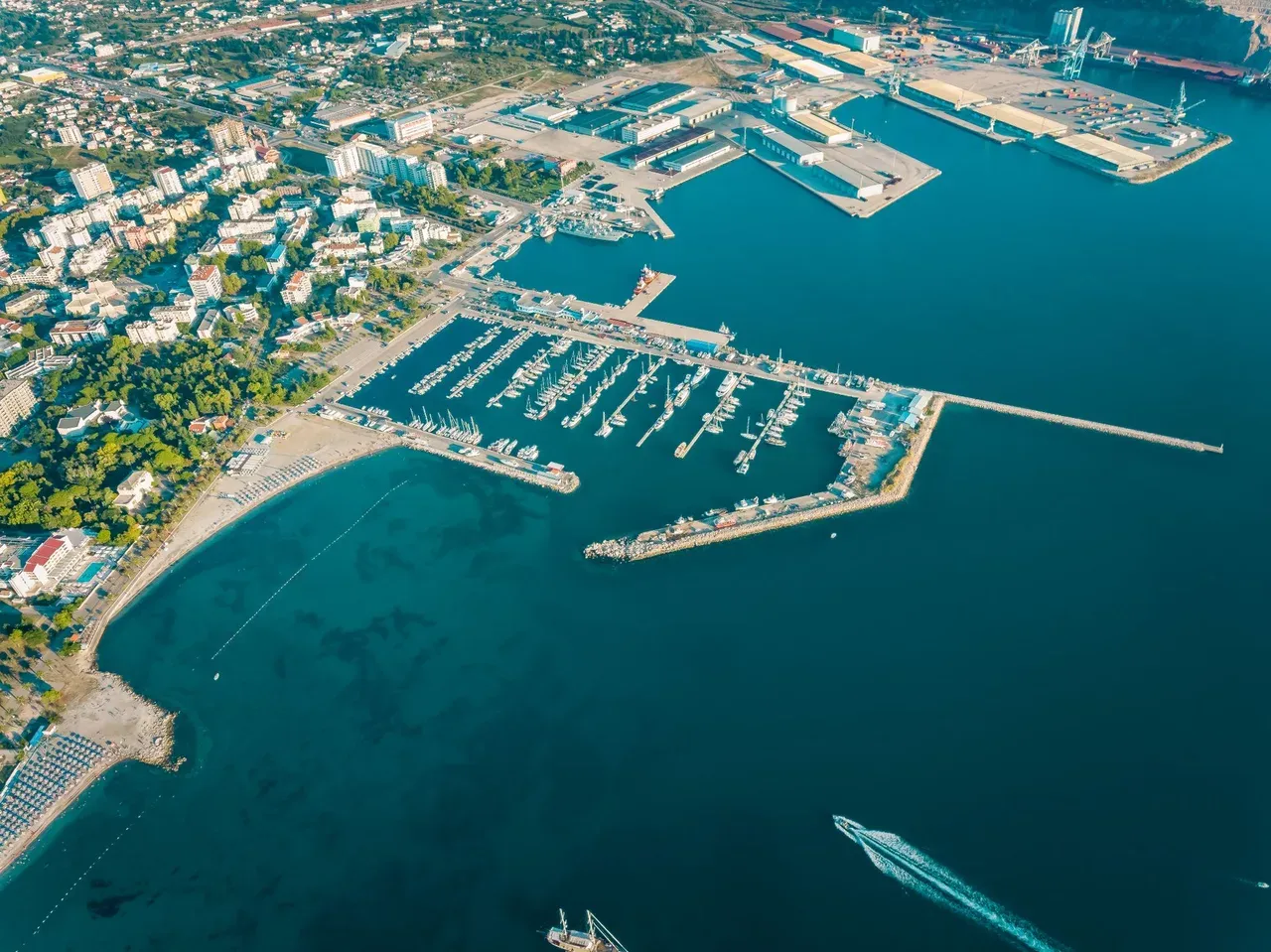 Bar iz vazduha — marina sa jahtama, gradska plaža i luka na crnogorskom primorju