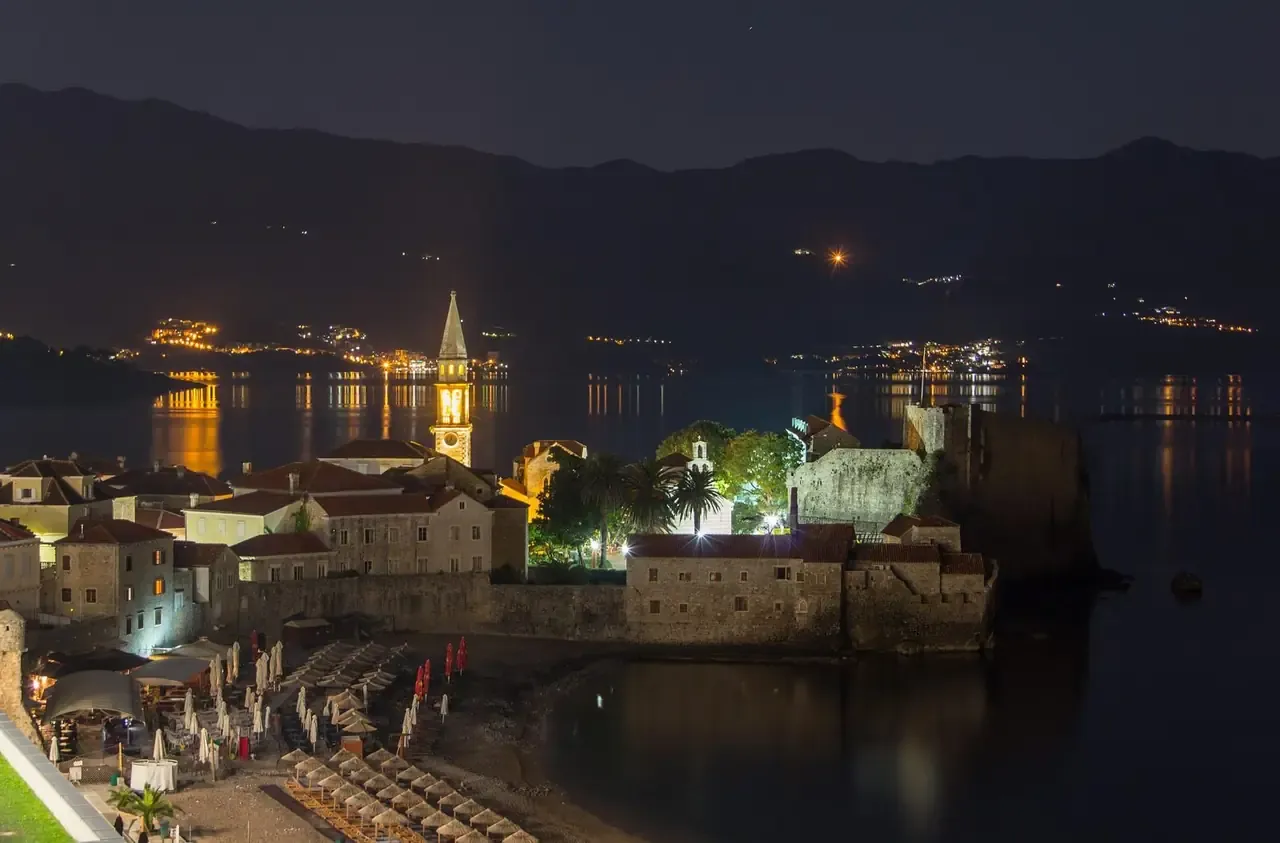 Budva pod večernjim svjetlima