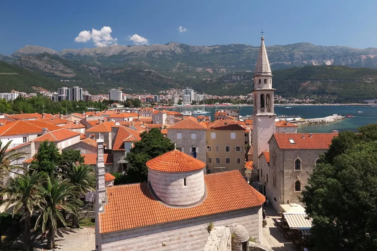 Stari grad Budve sa zidinama i zvonicima, viđen sa mora