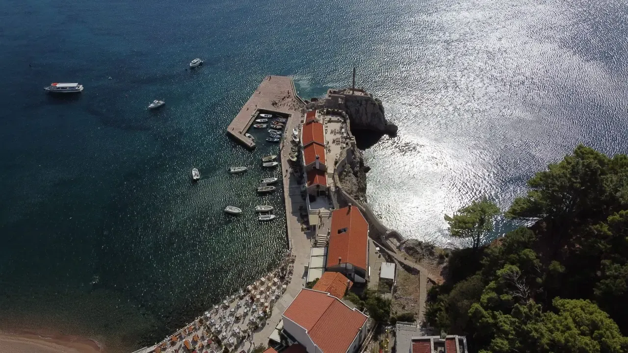 Petrovac sa pješčanom plažom i borovima nad morem